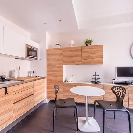 Apartment Balcony-beautiful-central-1 Block Beach-a.c-wifi